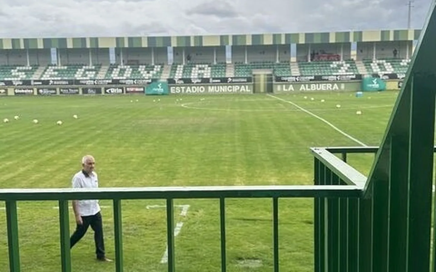 Césped del estadio municipal La Albuera, campo de la Gimnástica Segoviana, visto desde la grada.